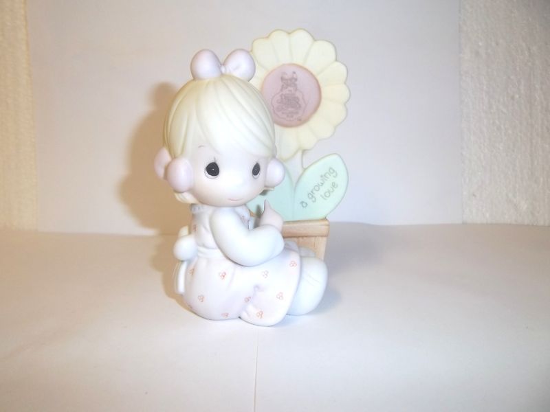 precious moments figurine 1987 A GROWING LOVE , E 0008  