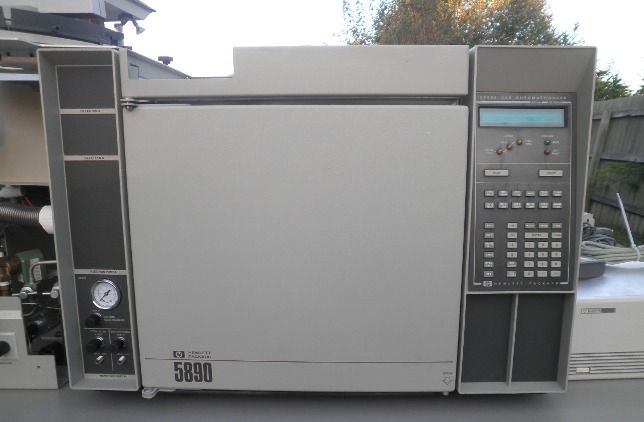 HP GC/MS SYSTEM 5988A/5988 A w/ 5890A/5890 A GAS CHROMATOGRAPH MASS 