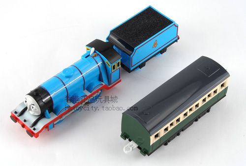 TOMY TRACKMASTER THOMAS FRIEND GORDON WITH 2 TRUCKS  