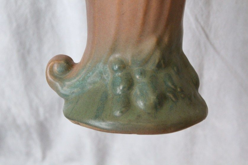 L61 VINTAGE NELSON MCCOY CORNUCOPIA LEAF AND BERRY MATTE VASE  