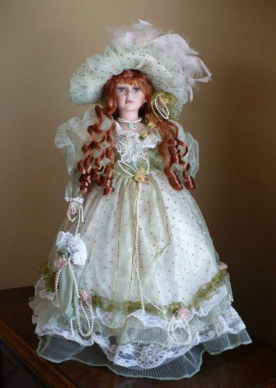 18 IN.PORCELAIN DOLL MADONNA GOLD SPECKLE GREEN DRESS  