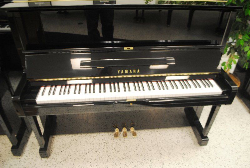 Yamaha U1 Upright Piano Black Polish 48  