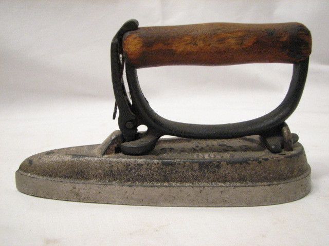 ANTIQUE TAYLOR NO. 1 SAD CLOTHES IRON DETACHABLE HANDLE HOUSEHOLD TOOL 