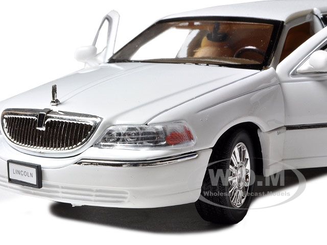 2003 LINCOLN TOWN CAR LIMOUSINE WHITE DIECAST MODEL CAR  