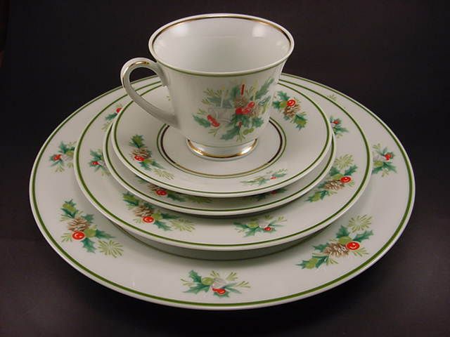 Noritake China HOLLY Christmas Five Piece Place Setting (s)  