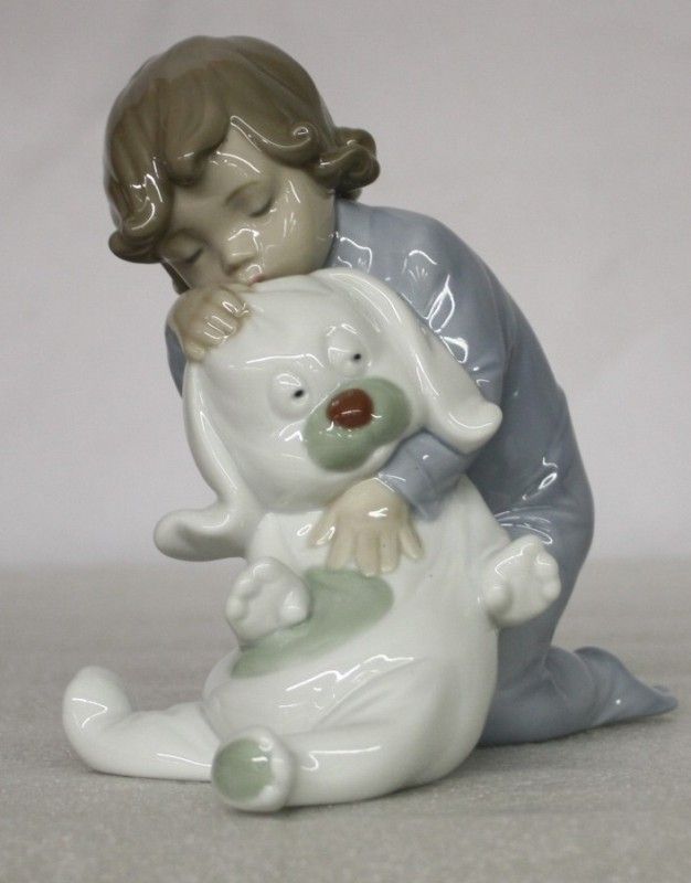 NAO BY LLADRO HANDMADE PORCELAIN FIGURINE GOOD NIGHT KISS  